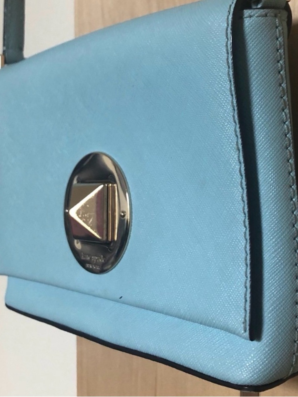 kate spade light blue leather flap clutch with gold-tone turn-lock - Picture 5 of 10